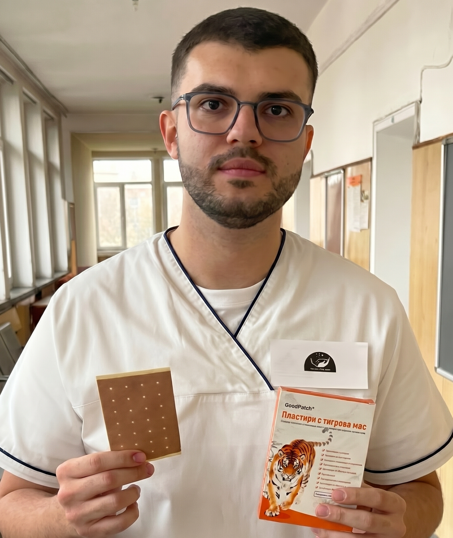 Радослав Славков, фармацевт, представя опаковка GoodPatch пластири с тигрова мас за дискомфорт във врата, гърба и ставите